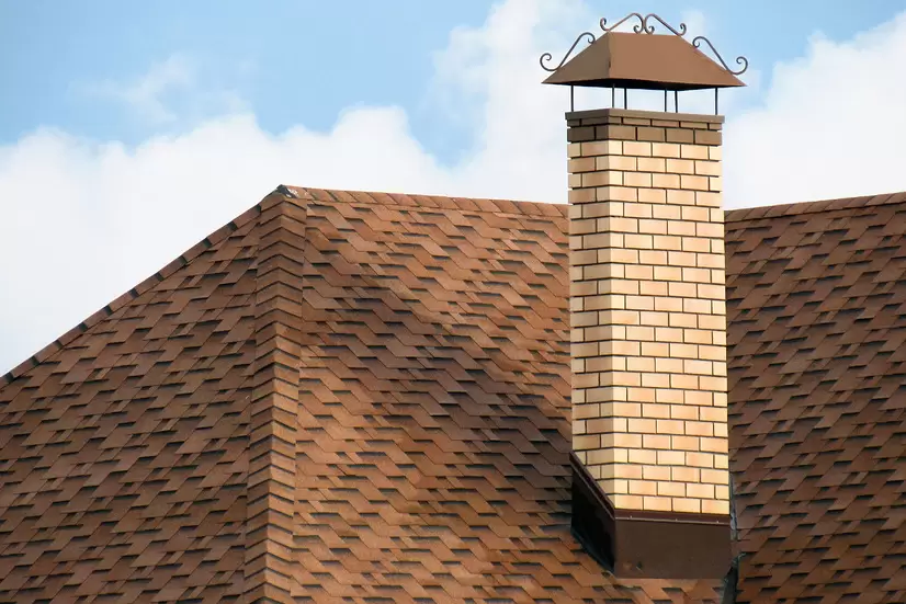 Фрагмент крыши дома с трубой Фрагмент крыши дома с трубой